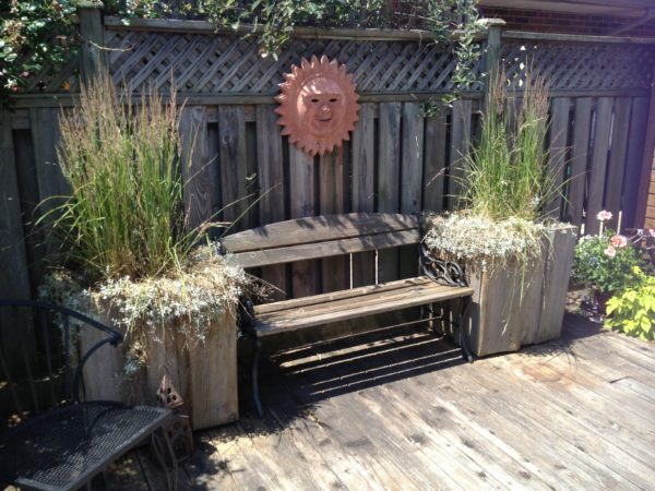 Square wooden containers with big grasses suits this sunny deck perfectly.