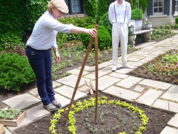 We learned how to use this wooden gadget to scribe a perfect circle in the flower beds.